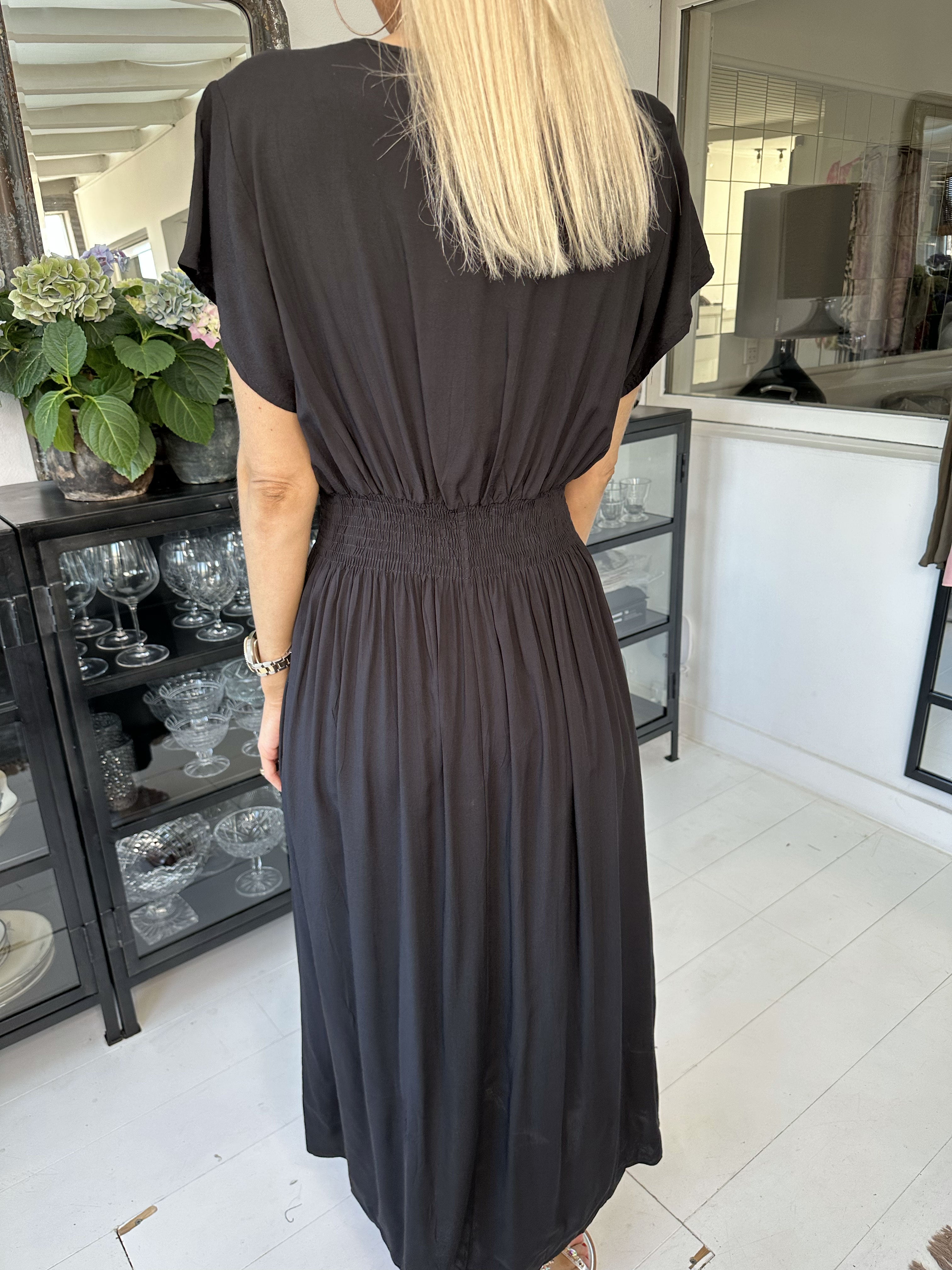 Misha - Sød lang plain kjole i viskose med smock